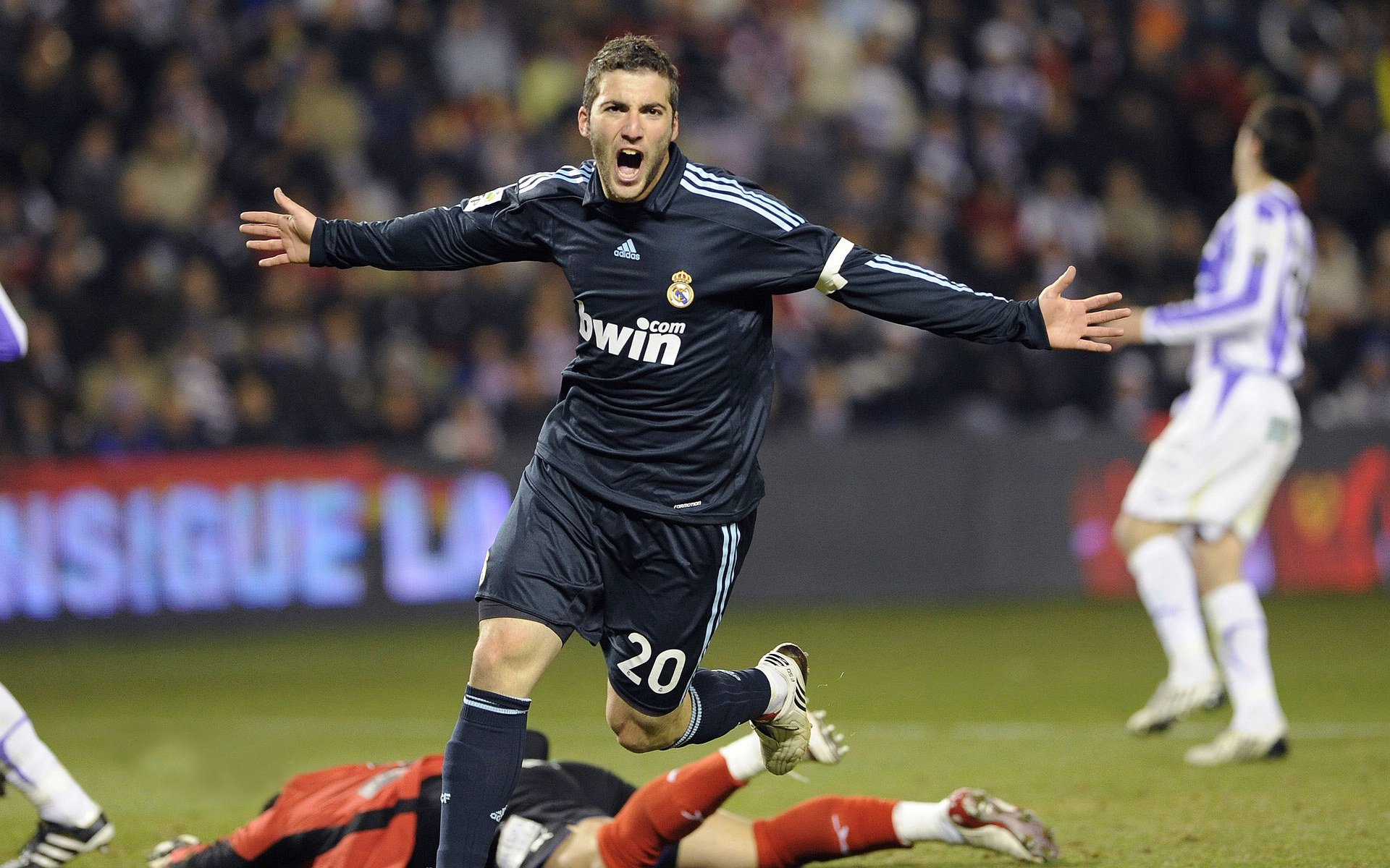 英超激战正酣！逆转战局的球队再次领跑榜单，英超逆转夺冠